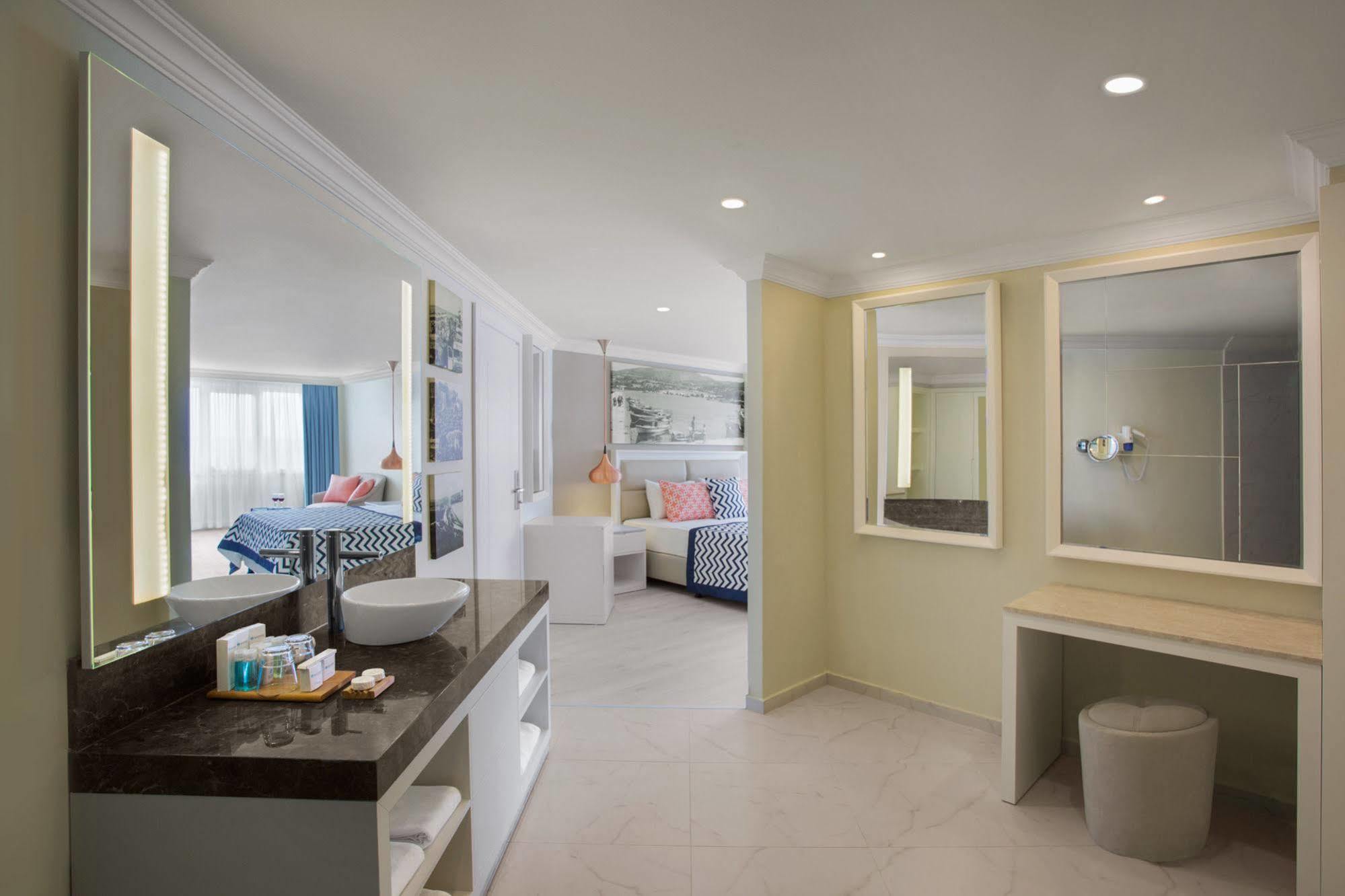 Paloma Marina Suites - Adult Only 库萨达斯 外观 照片